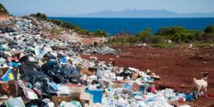 Déchets au bord de la mer