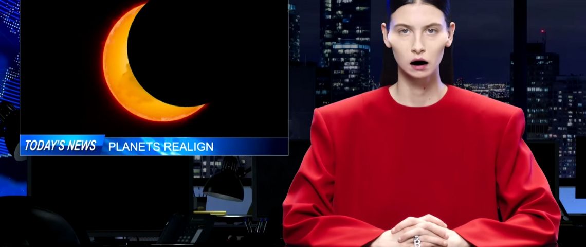 Écologie, critique des médias… c’est quoi le deal avec la dernière pub Balenciaga ? une présentatrice TV bizarre habillée en rouge