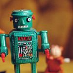 un petit jouet en forme de robot vert