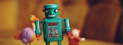 Voyager sans bouger de son canapé grâce à un avatar robot un petit jouet en forme de robot vert