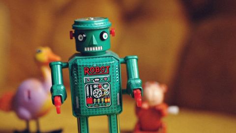 un petit jouet en forme de robot vert