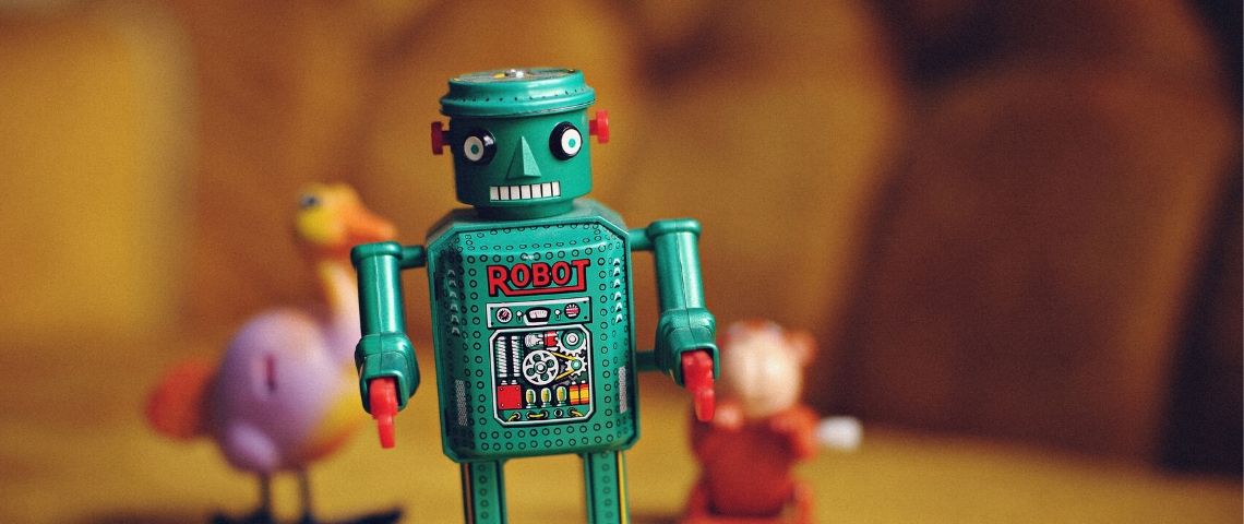 Voyager sans bouger de son canapé grâce à un avatar robot un petit jouet en forme de robot vert