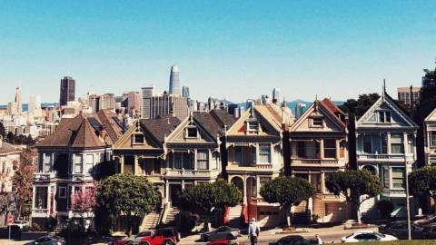 Des maisons devant un parc à San Francisco