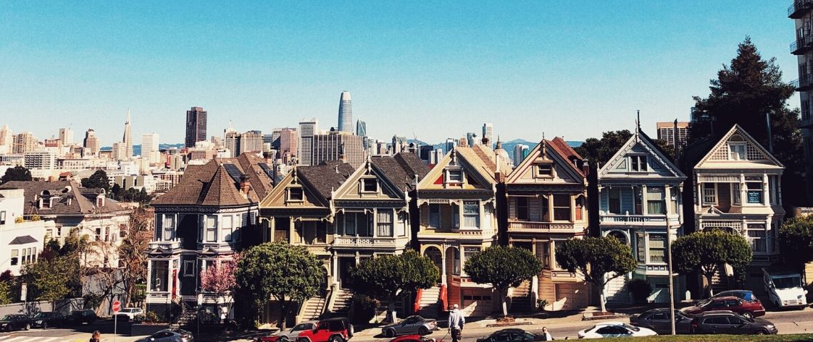 Des maisons devant un parc à San Francisco