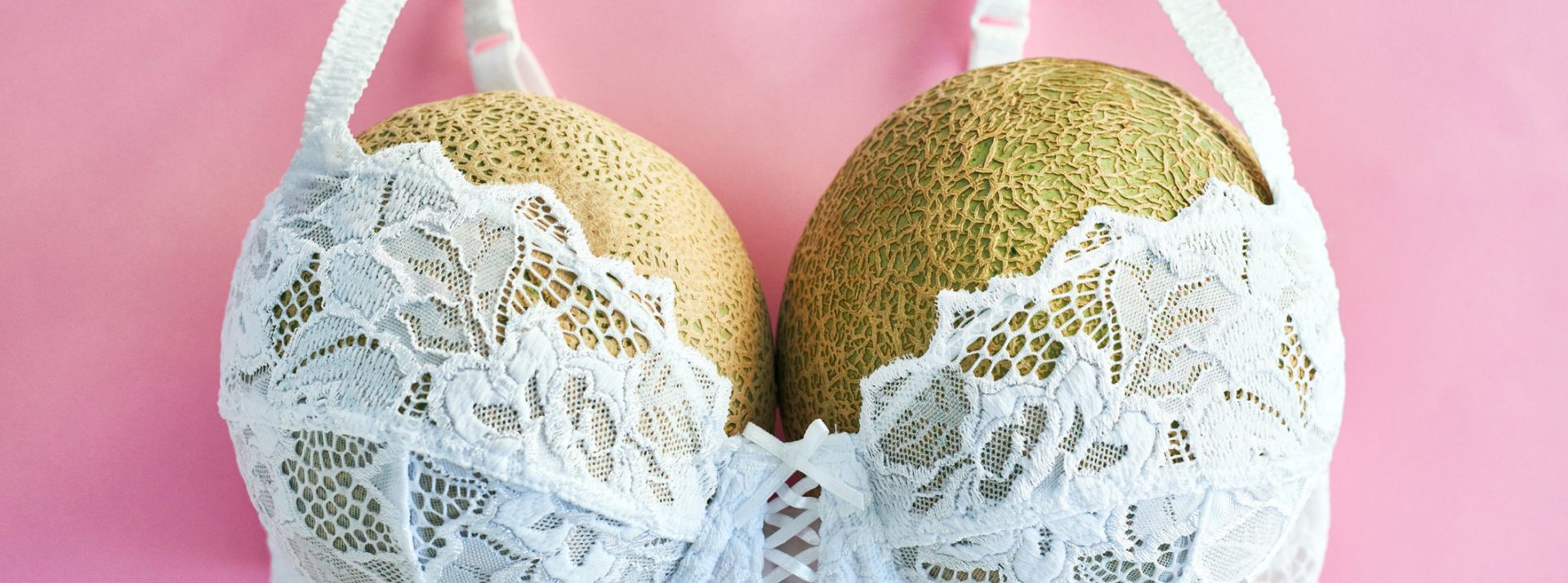 Les films X bientôt tournés avec des personnes virtuelles des melons dans un soutien-gorge blanc sur fond rose