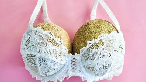 des melons dans un soutien-gorge blanc sur fond rose