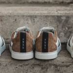 3 paires de chaussures sur un escalier