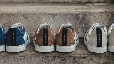 3 paires de chaussures sur un escalier