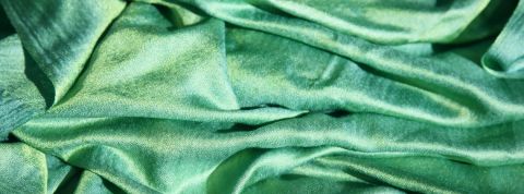Pourquoi il faut arrêter de s’habiller en fonction des couleurs « tendances » tissu de soie verte