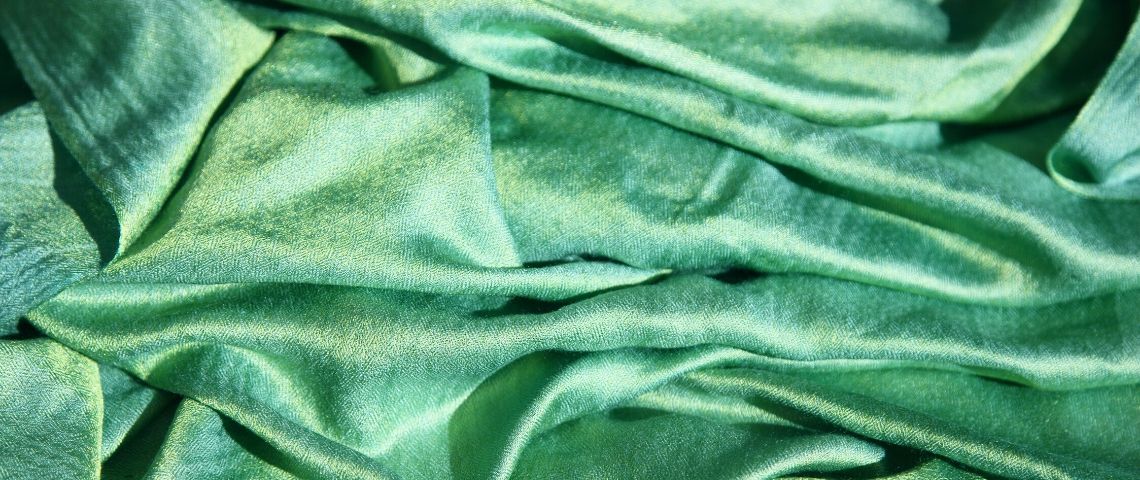 Pourquoi il faut arrêter de s’habiller en fonction des couleurs « tendances » tissu de soie verte