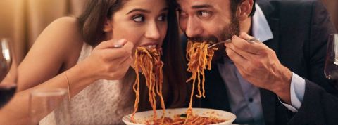 Les Français et la Saint-Valentin, une histoire de food Un couple qui mange des pâtes côte à côte