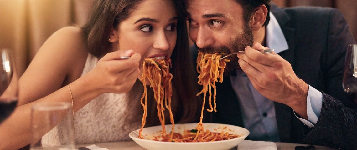 Les Français et la Saint-Valentin, une histoire de food Un couple qui mange des pâtes côte à côte
