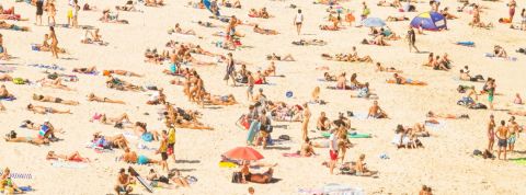 Les dérives du tourisme de masse De nombreuses personnes sur une plage