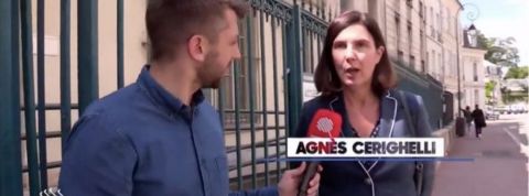 Agnès Cerighelli, la troll de Twitter une femme interrogée par un journaliste
