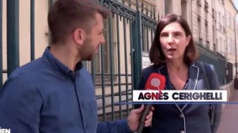 une femme interrogée par un journaliste