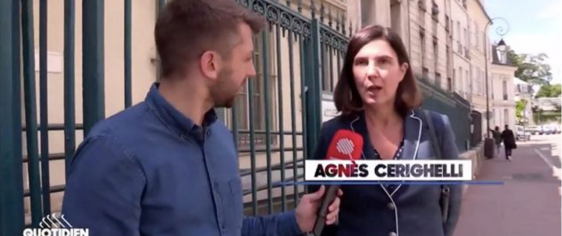 Agnès Cerighelli, la troll de Twitter une femme interrogée par un journaliste