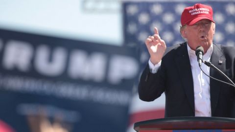 le président trump dans un meeting