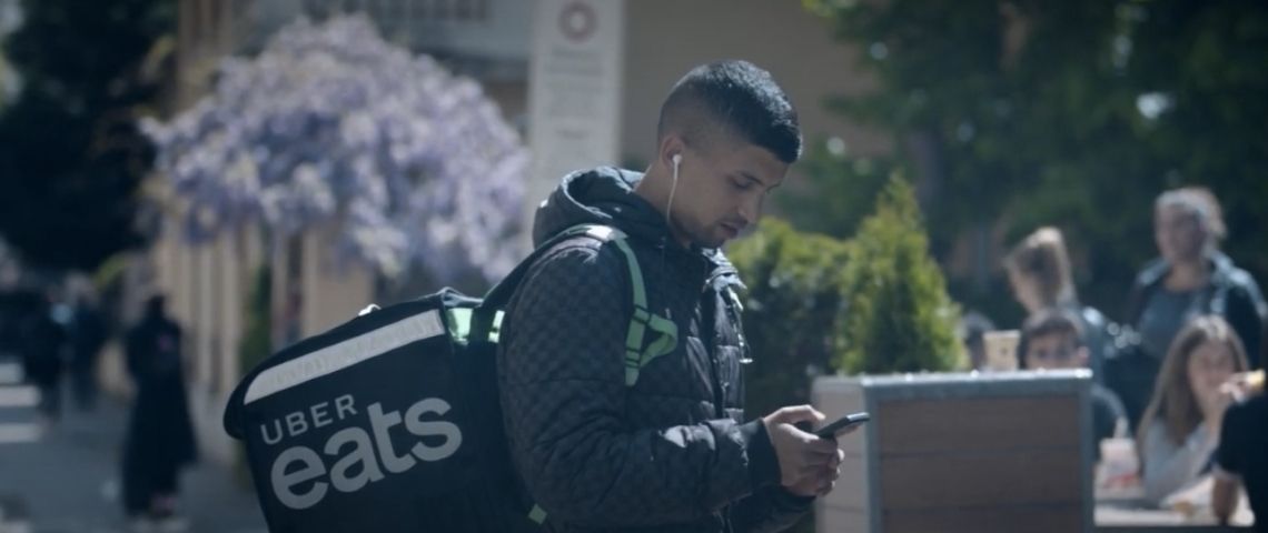 Bilil, micro travailleur pour Uber Eats un jeune homme dans la rue tient son téléphone entre ses mains