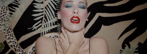 « Be a Lady » : la vidéo trash qui dénonce les standards inatteignables imposés aux femmes une femme s'etrangle seule