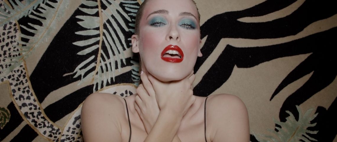 « Be a Lady » : la vidéo trash qui dénonce les standards inatteignables imposés aux femmes une femme s'etrangle seule