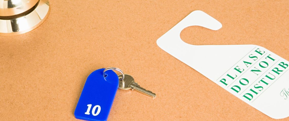 10 mesures pour éviter les cyberattaques Un porte clé et une affiche ne pas déranger posé sur une table