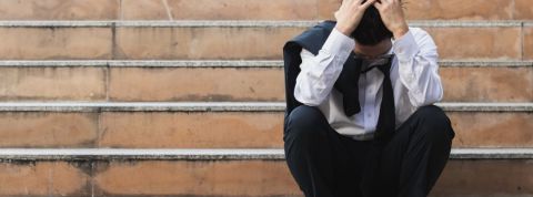 Crise de confiance Homme stressé assis