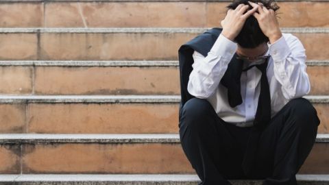 Homme stressé assis