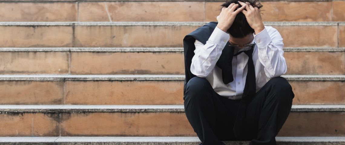 Crise de confiance Homme stressé assis