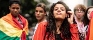 Jeunes à une manifestation regardent objectif