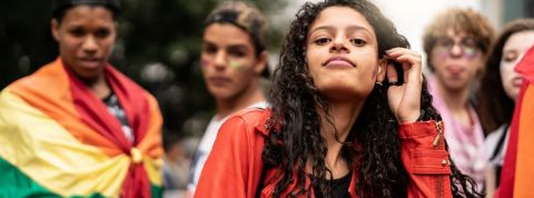 « Millennial » : je ne suis pas qui vous croyez Jeunes à une manifestation regardent objectif