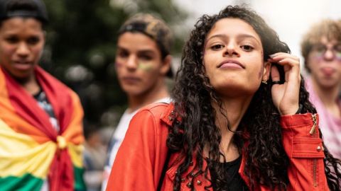 Jeunes à une manifestation regardent objectif