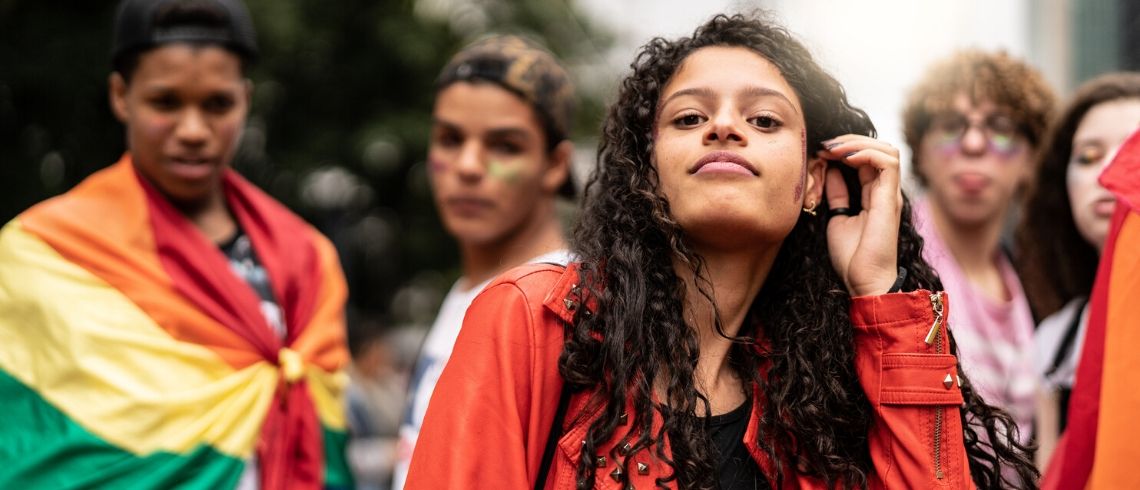 « Millennial » : je ne suis pas qui vous croyez Jeunes à une manifestation regardent objectif