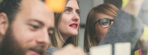 Marques, la créativité n’est plus une option ! des personnes travaillent en équipe et regardent un tableau