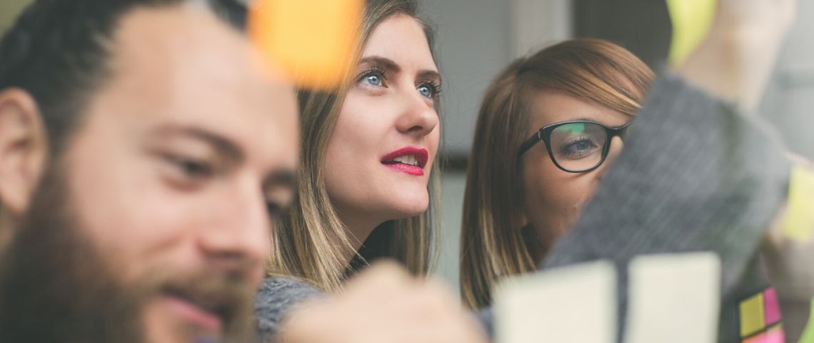 Marques, la créativité n’est plus une option ! des personnes travaillent en équipe et regardent un tableau