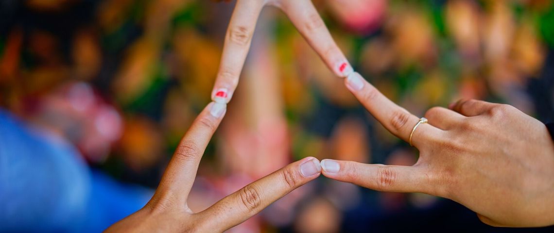 Les clés pour assurer un partenariat « gagnant-gagnant » Des gens qui se rassemblent avec leurs mains