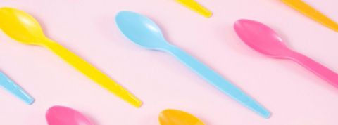 Prolifération du plastique : quelles solutions ? des cuillères en plastique fluo sur fond rose