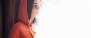 Une adolescente qui fume