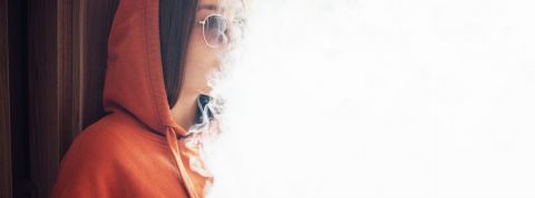 Les lycées américains portent plainte contre JUUL Une adolescente qui fume