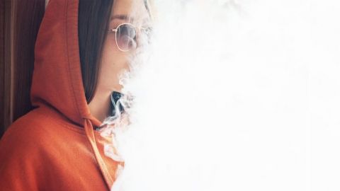Une adolescente qui fume