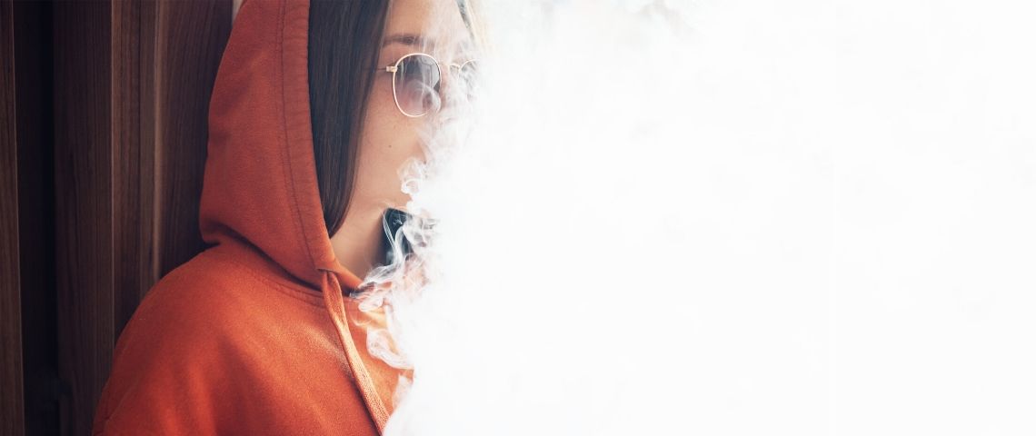 Les lycées américains portent plainte contre JUUL Une adolescente qui fume