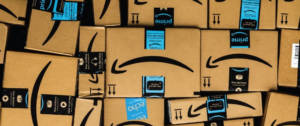 Une pile de cartons Amazon