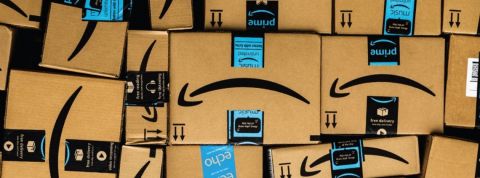 Amazon refuse de payer les équipes qui exercent leur droit de retrait Une pile de cartons Amazon