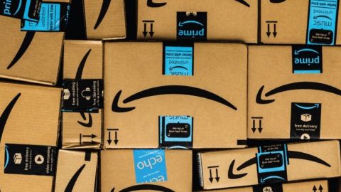 Une pile de cartons Amazon
