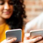 Une femme et un homme qui regarde leur smartphone