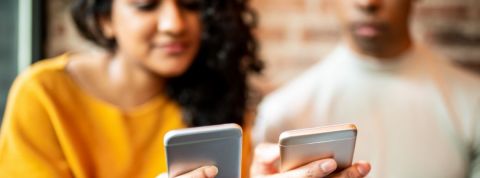 Le top des apps téléchargées pendant le confinement Une femme et un homme qui regarde leur smartphone