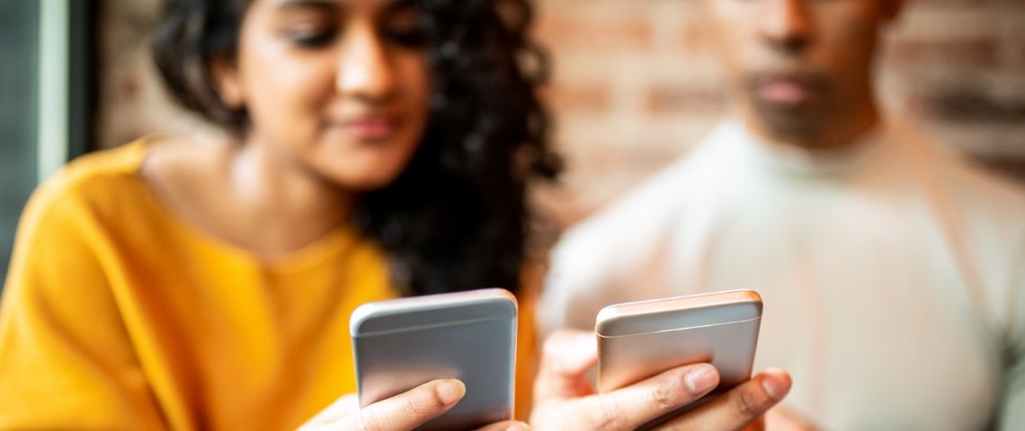 Le top des apps téléchargées pendant le confinement Une femme et un homme qui regarde leur smartphone