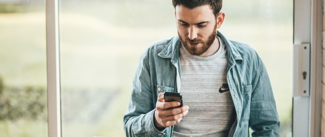 Gestion des avis clients dans Google : quels enjeux pour les points de vente ? Un homme laisse un avis sur Google mobile