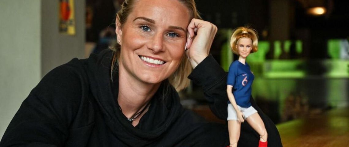 La capitaine de l'équipe de France féminine de foot, Amandine Henry a une poupée Barbie à son effigie Amandine Henry et la poupée Barbie a son effigie