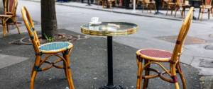 Des tables et des chaises d'un bistrot