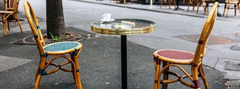 Paris : comment les bistrots se sont préparés à fermer boutique en 24h ?  Des tables et des chaises d'un bistrot